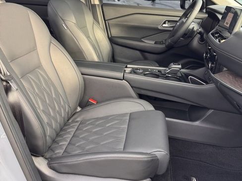 Used 2025 Nissan Rogue Platinum w/ Platinum Premium Package image 12