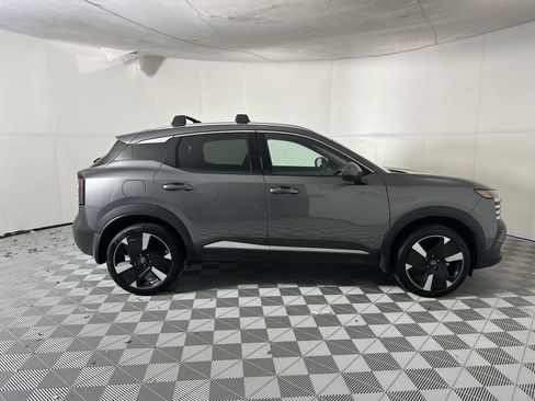 Used 2025 Nissan Kicks SR FWD image 9