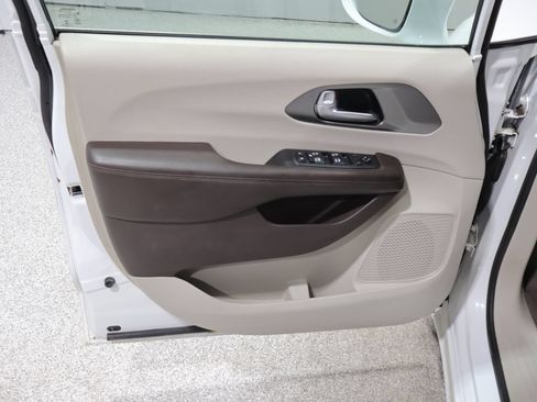 Used 2018 Chrysler Pacifica Touring-L Plus FWD image 13