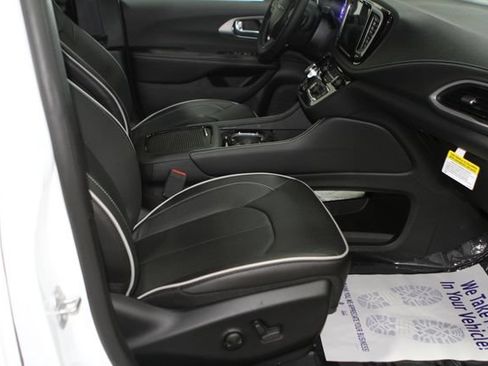 New 2027 Chrysler Pacifica Limited AWD/4WD image 22