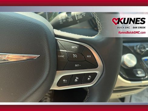 Used 2023 Chrysler Pacifica Touring-L FWD image 18
