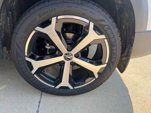 Used 2025 Volkswagen Taos SEL image 14