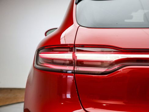 Certified 2025 Porsche Macan image 8