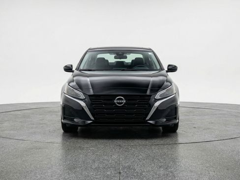 Used 2025 Nissan Altima 2.5 SV FWD image 2