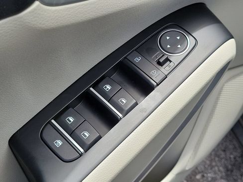 Used 2025 Kia Soul LX w/ LX Technology Package FWD image 17