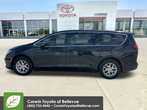 Used 2023 Chrysler Pacifica Touring-L image 2