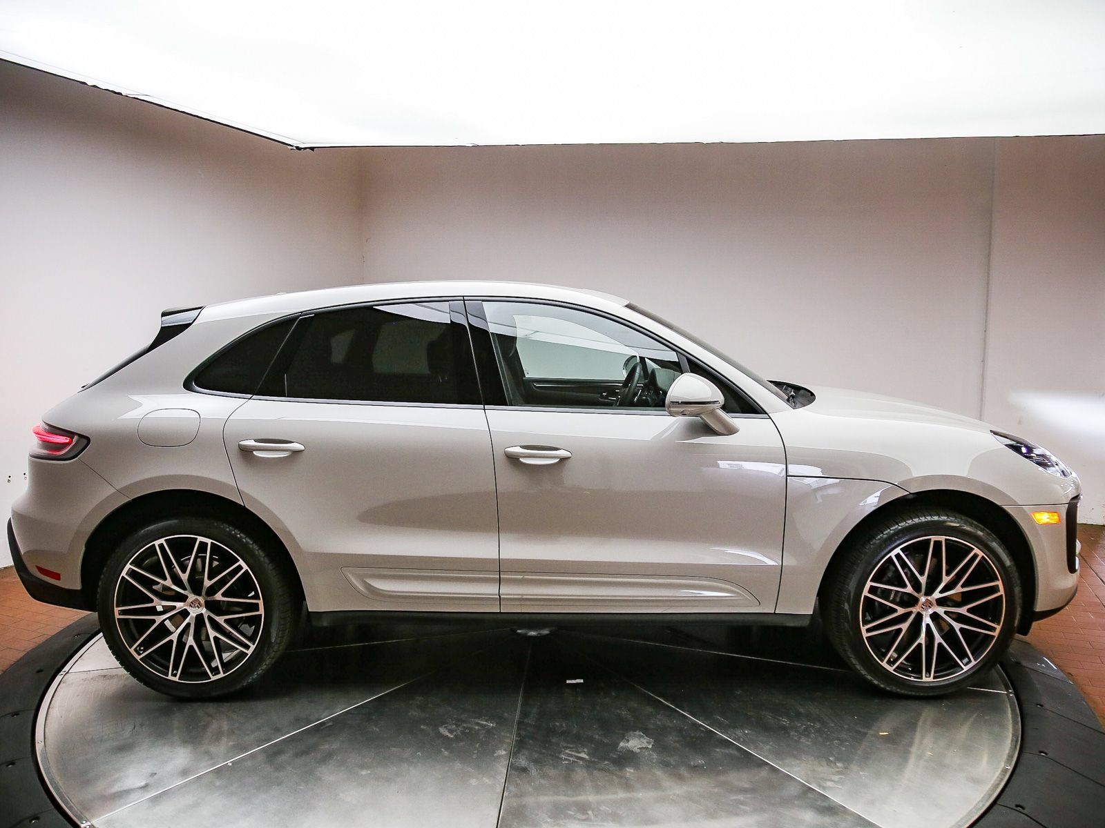 Certified 2026 Porsche Macan AWD/4WD image 5
