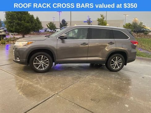 Used 2019 Toyota Highlander XLE w/ Carpet Mat Package (TMS) AWD/4WD image 4