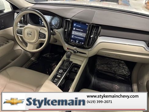 Used 2018 Volvo XC60 T6 Momentum w/ Convenience Package image 21
