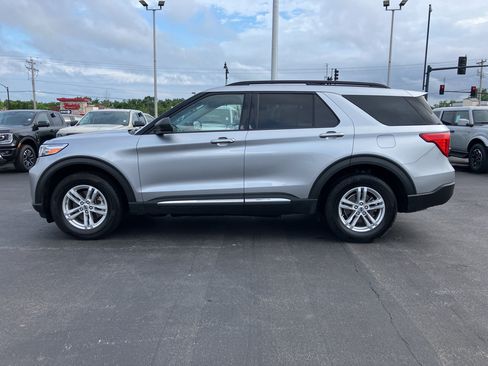 Used 2022 Ford Explorer XLT w/ Equipment Group 202A AWD/4WD image 3