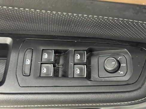 Used 2025 Volkswagen Atlas SE AWD/4WD image 18