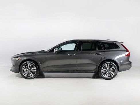 Used 2025 Volvo V60 B5 Cross Country Plus AWD/4WD image 2