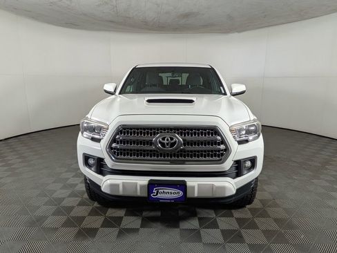 Used 2017 Toyota Tacoma TRD Sport w/ Tow Package (A/T) image 2