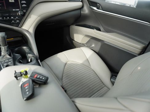 Used 2020 Toyota Camry SE w/ Sunroof Package image 17