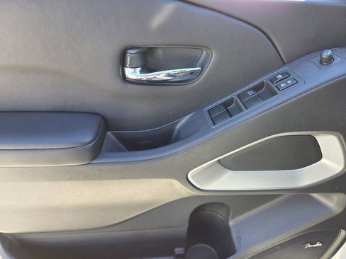 Used 2025 Nissan Frontier SV w/ SV Convenience Package image 19