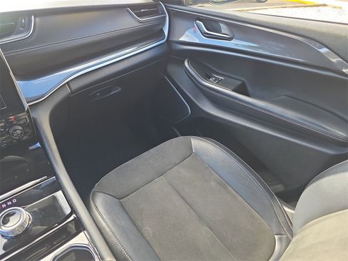 Used 2021 Jeep Grand Cherokee L Laredo image 17