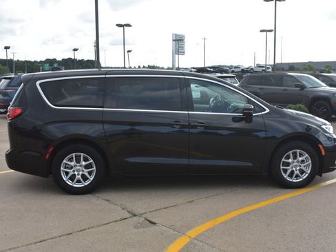 Used 2023 Chrysler Pacifica Touring-L FWD image 4