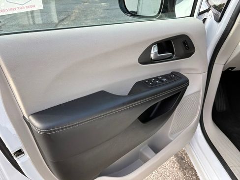 Used 2024 Chrysler Pacifica Touring-L FWD image 14