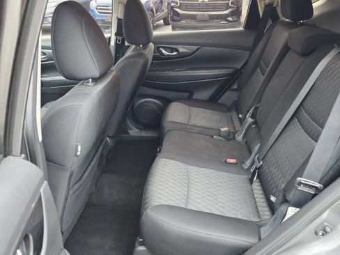 Used 2018 Nissan Rogue SV image 11