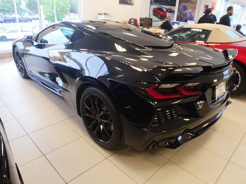 Used 2023 Chevrolet Corvette Stingray Premium Cpe w/ Z51 Performance Package RWD image 3