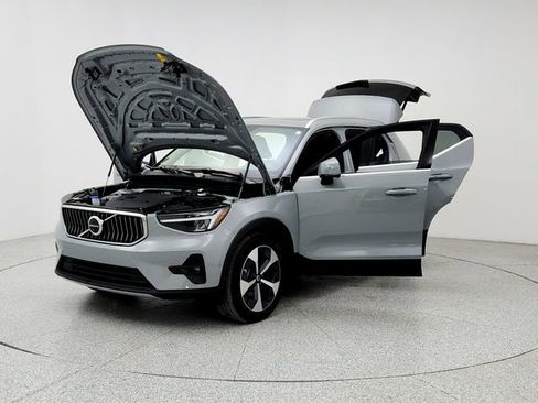 Certified 2025 Volvo XC40 B5 Plus image 9