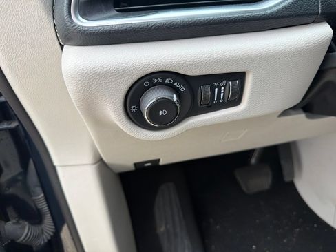 Used 2024 Chrysler Pacifica Limited FWD image 21