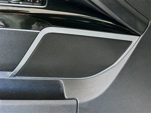 Used 2017 Kia K900 Premium image 18