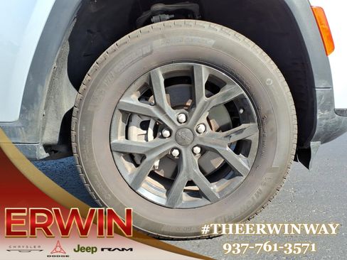 Certified 2024 Jeep Grand Cherokee L Laredo image 9