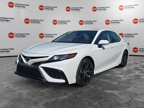 Used 2022 Toyota Camry SE w/ Audio Upgrade Package FWD image 3