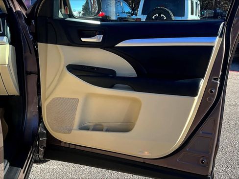 Used 2017 Toyota Highlander XLE image 12