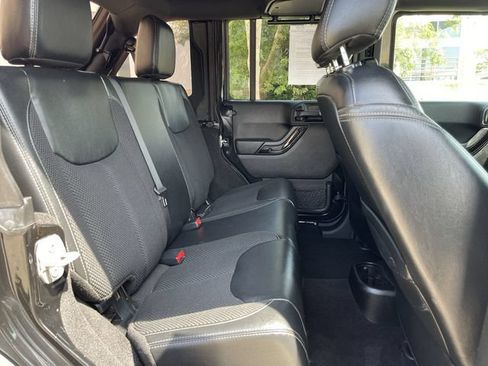 Used 2017 Jeep Wrangler Unlimited Sahara AWD/4WD image 15