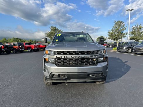 Used 2019 Chevrolet Silverado 1500 Custom w/ Custom Value Package AWD/4WD image 2
