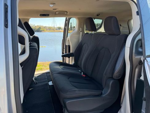 Used 2018 Chrysler Pacifica L image 16