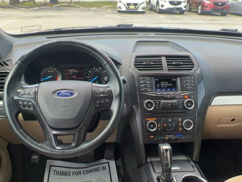 Used 2017 Ford Explorer XLT FWD image 9