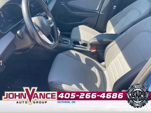 Used 2025 Volkswagen Jetta SE FWD image 3