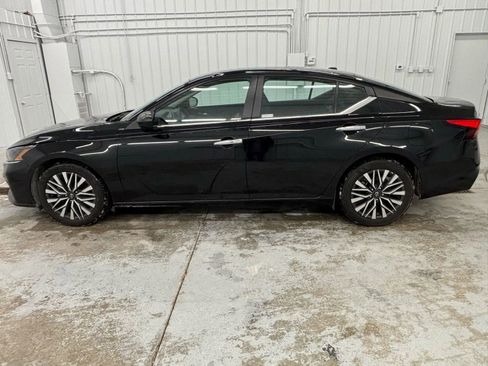 Used 2024 Nissan Altima 2.5 SV image 9