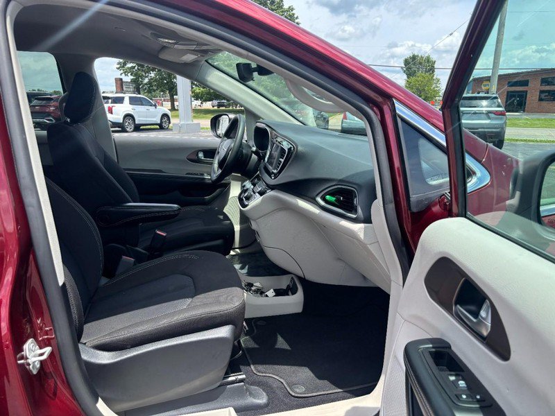 Used 2023 Chrysler Voyager LX FWD image 11