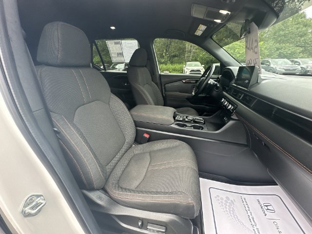 Used 2025 Honda Pilot Sport image 28