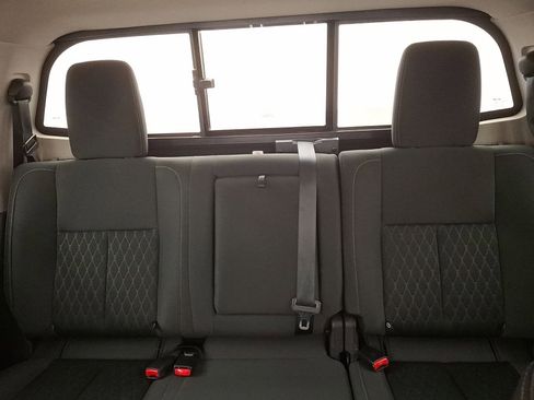 Used 2018 Nissan Titan SV image 19