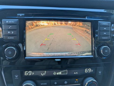 Used 2018 Nissan Rogue SV image 17