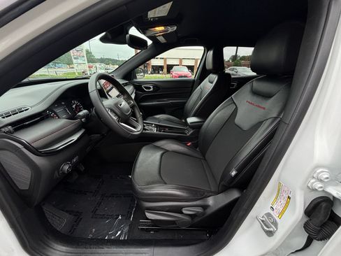 Used 2025 Jeep Compass Trailhawk AWD/4WD image 26