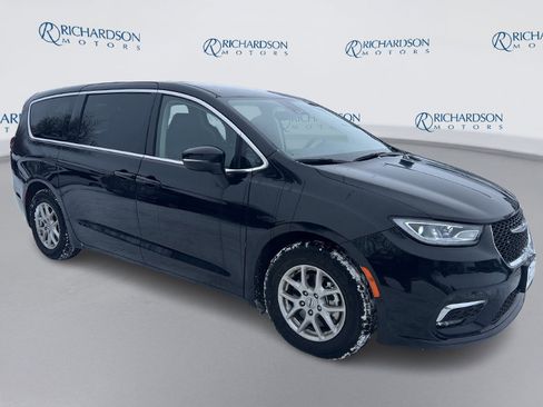Used 2024 Chrysler Pacifica Touring-L image 3