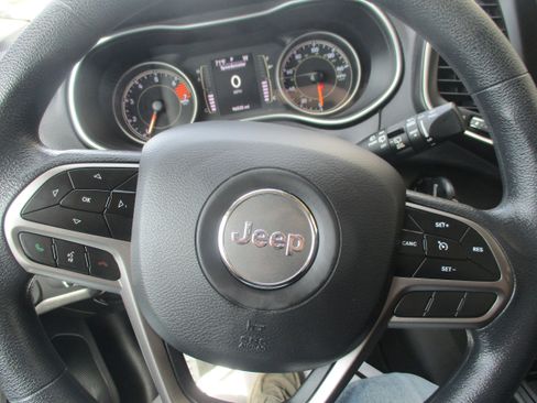 Used 2019 Jeep Cherokee Latitude w/ Popular Appearance Group FWD image 23