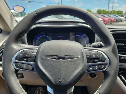 Used 2023 Chrysler Pacifica Touring-L w/ Uconnect Theater Family Group image 19