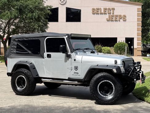 Used 2005 Jeep Wrangler Unlimited AWD/4WD image 1