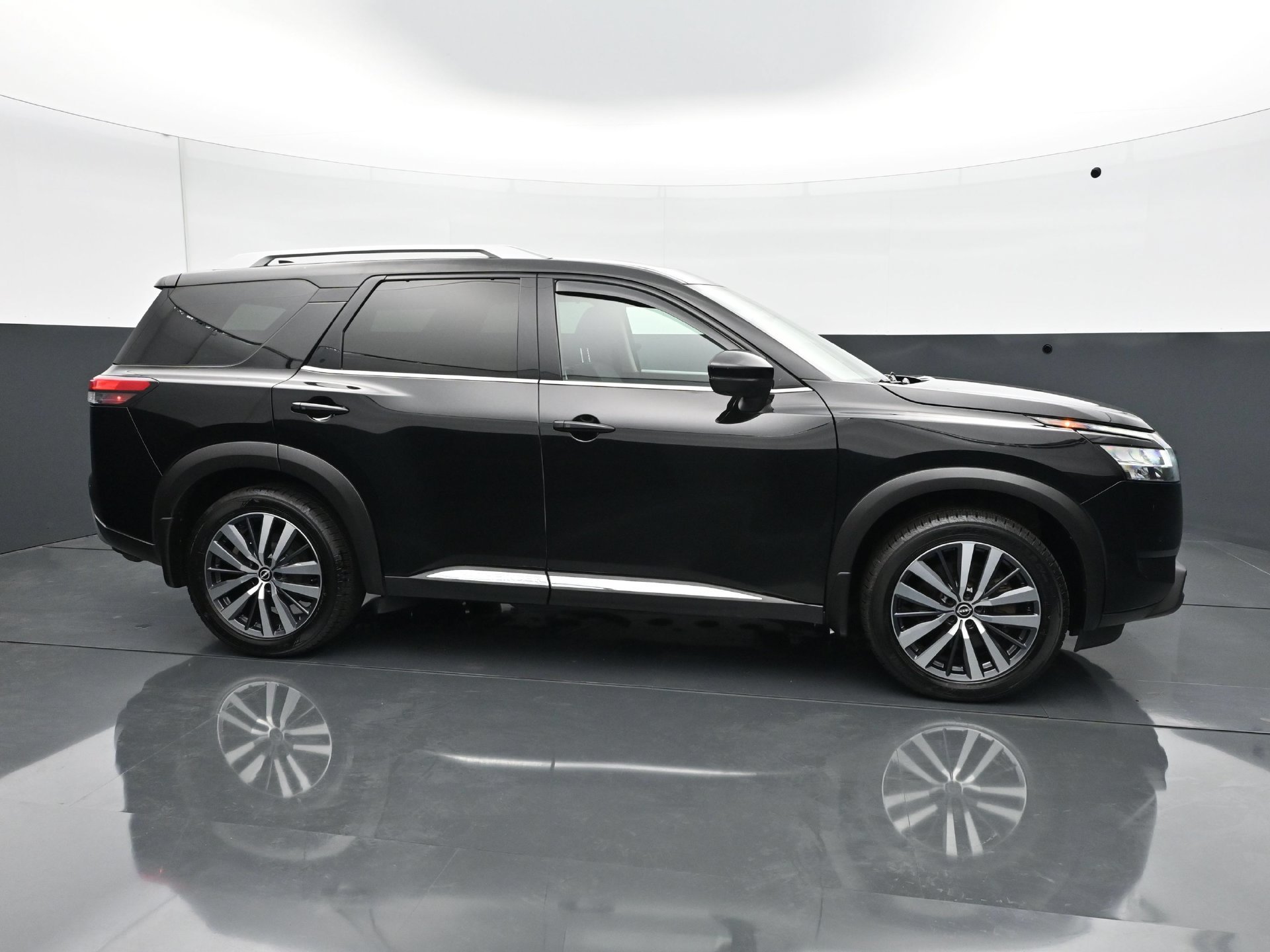 Used 2022 Nissan Pathfinder Platinum AWD/4WD image 8