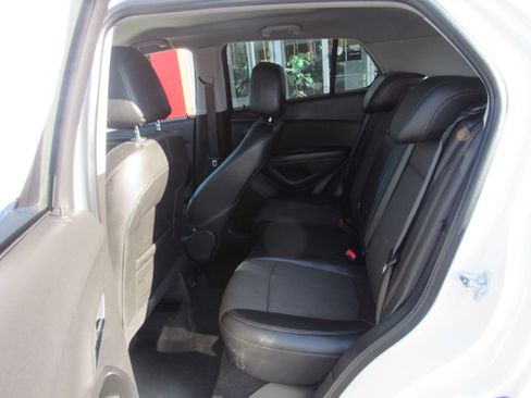 Used 2022 Chevrolet Trax LT w/ LT Convenience Package AWD/4WD image 11