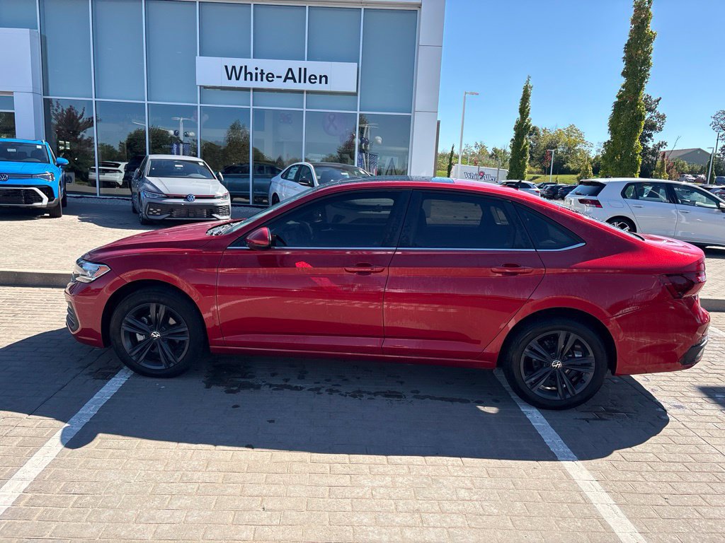 Used 2024 Volkswagen Jetta SE FWD image 4