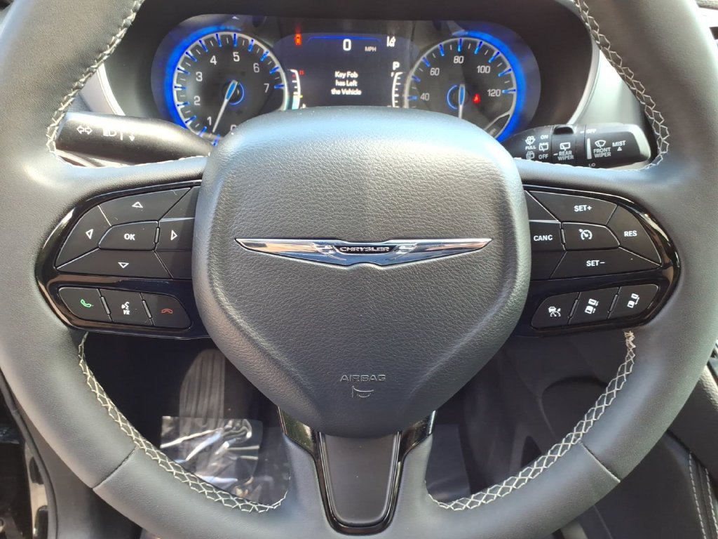 Used 2025 Chrysler Pacifica Limited FWD image 31
