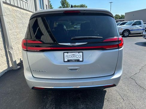 Used 2024 Chrysler Pacifica Touring-L FWD image 4